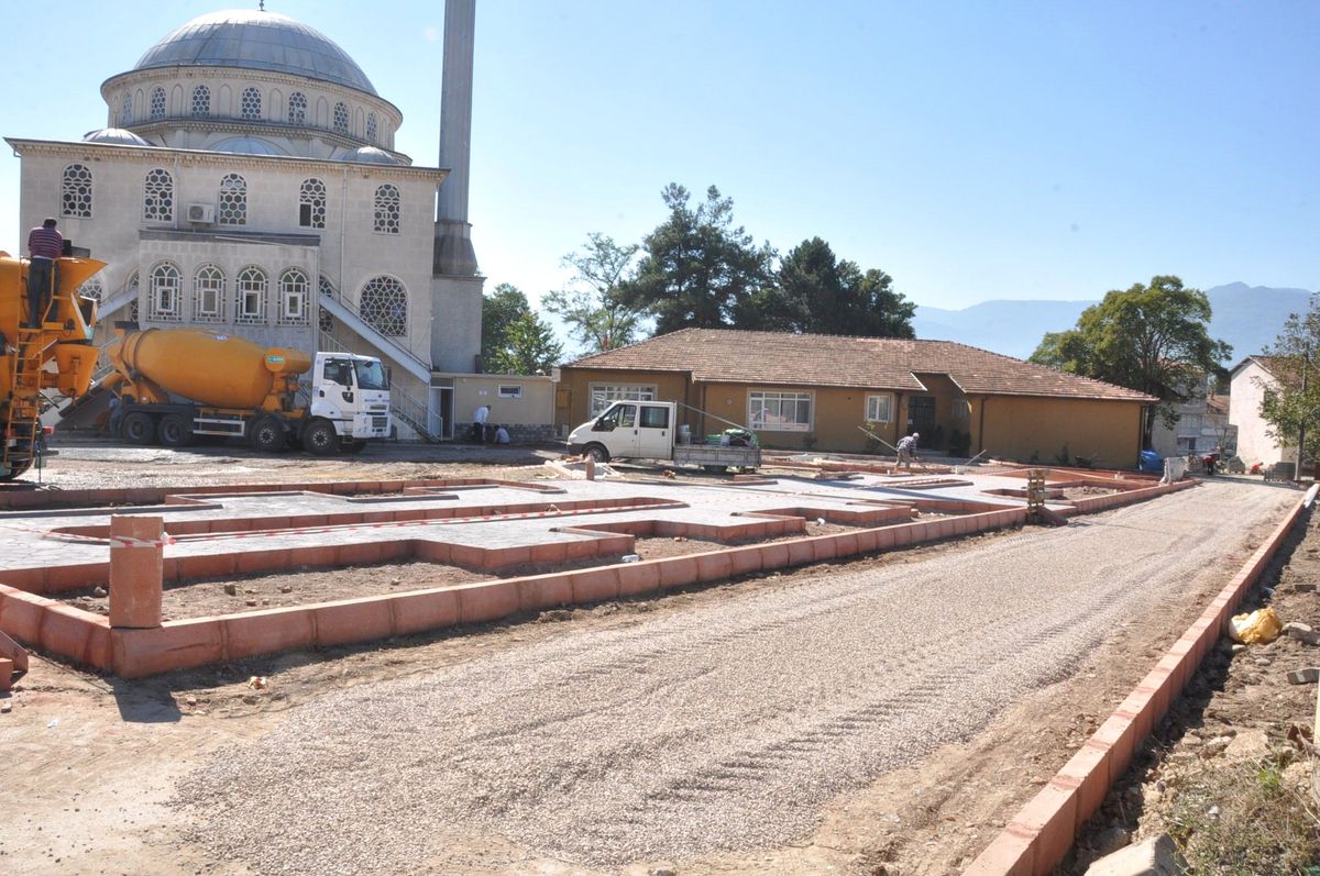 Eşme Camisi\'nin Çevresi Düzenleniyor