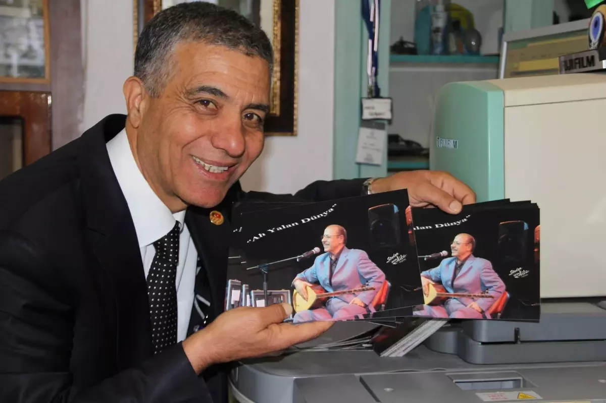 İlk Fotoğrafçısı Neşet Ertaş\'ın Özel Fotoğraflarını Basıyor