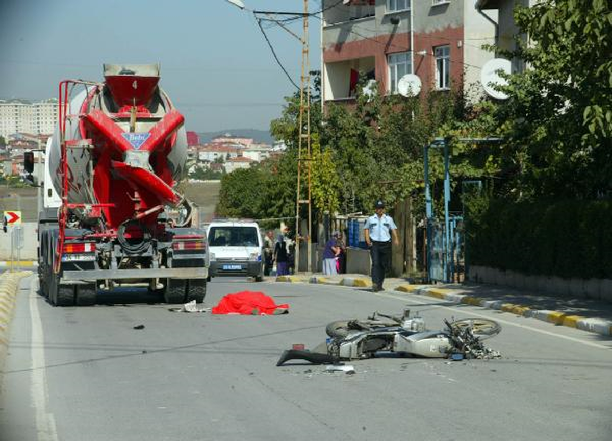 Kamyonun Altında Kalan Motosiklet Sürücüsü Öldü