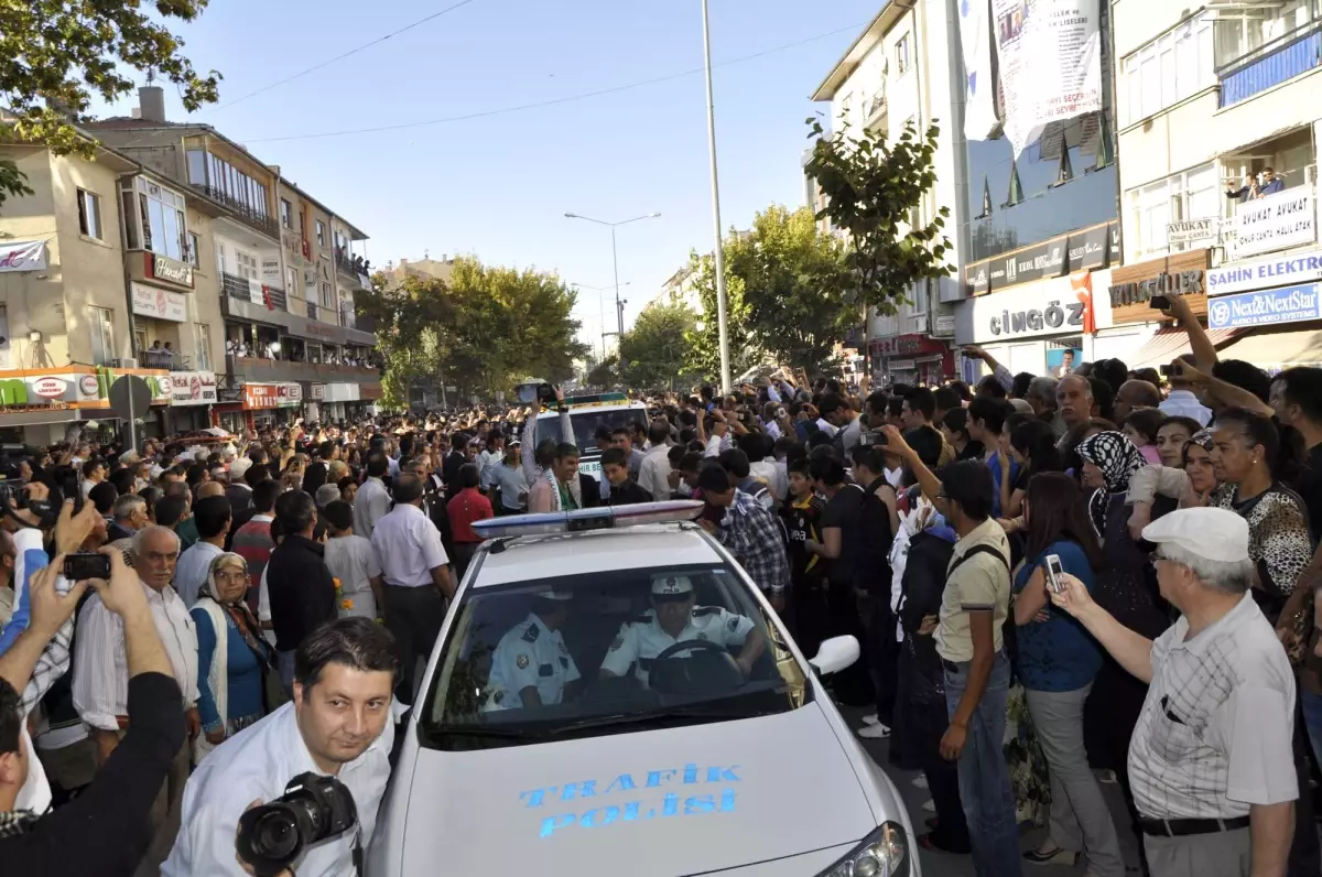 Neşet Ertaş\'ı Onbinlerce Kişi Uğurladı