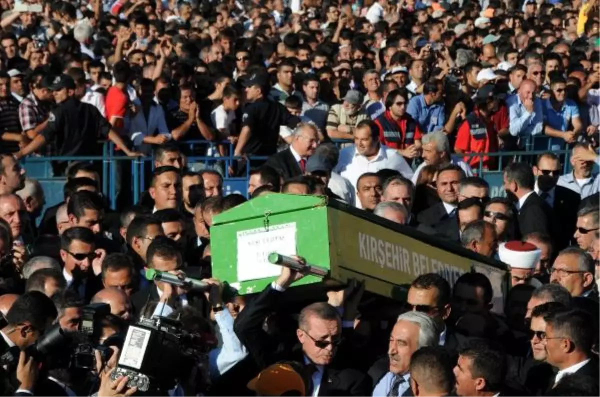 Neşet Ertaş\'ın Cenazesi Kırşehir\'de