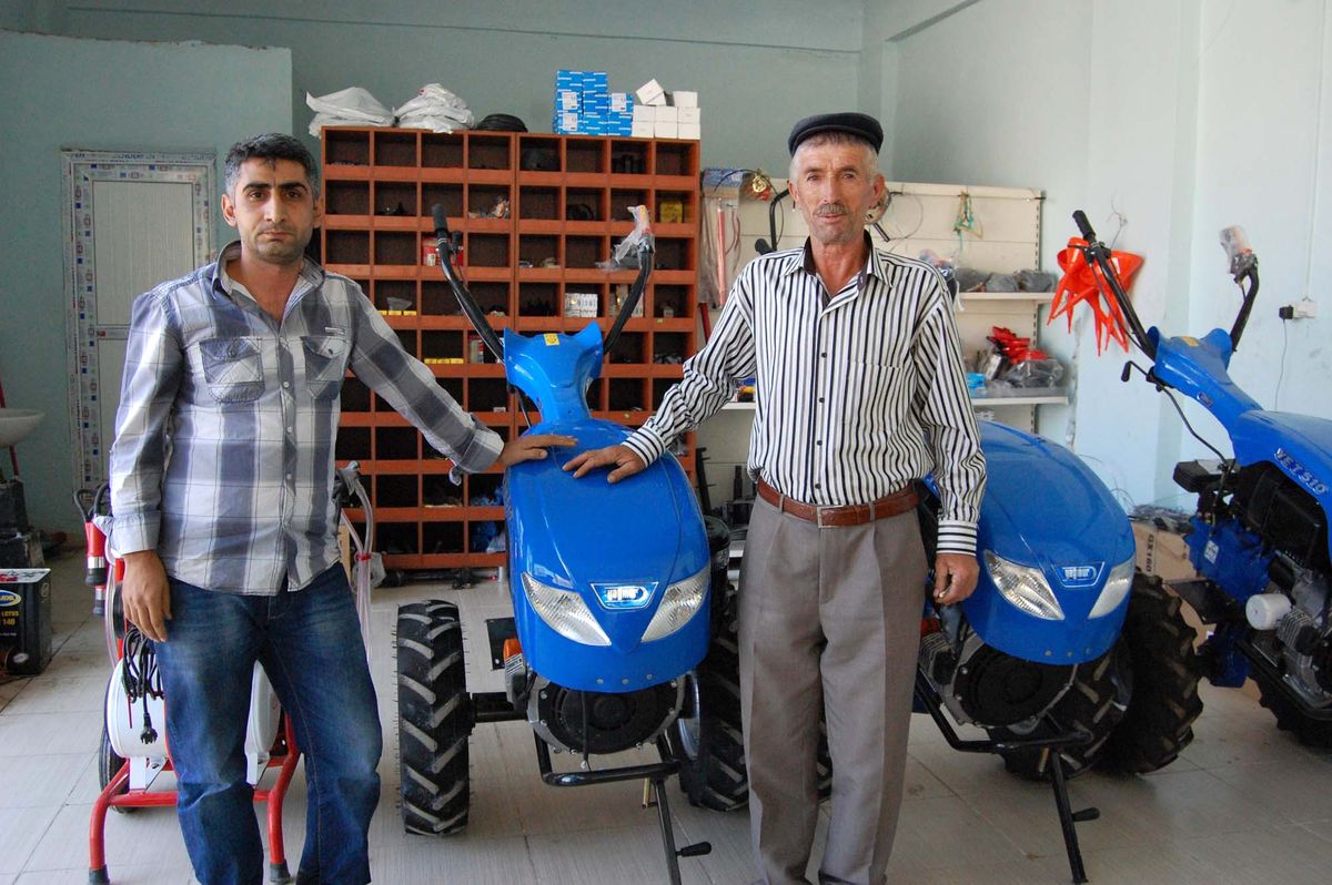 Öküzlerini Satıp Motorlu Çapa Makineleri Alıyorlar