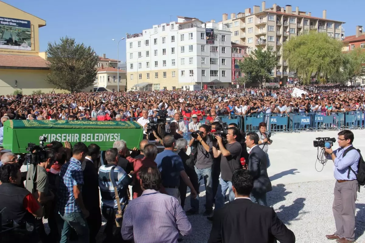 Sanatçı Neşet Ertaş, Son Yolculuğuna Uğurlandı