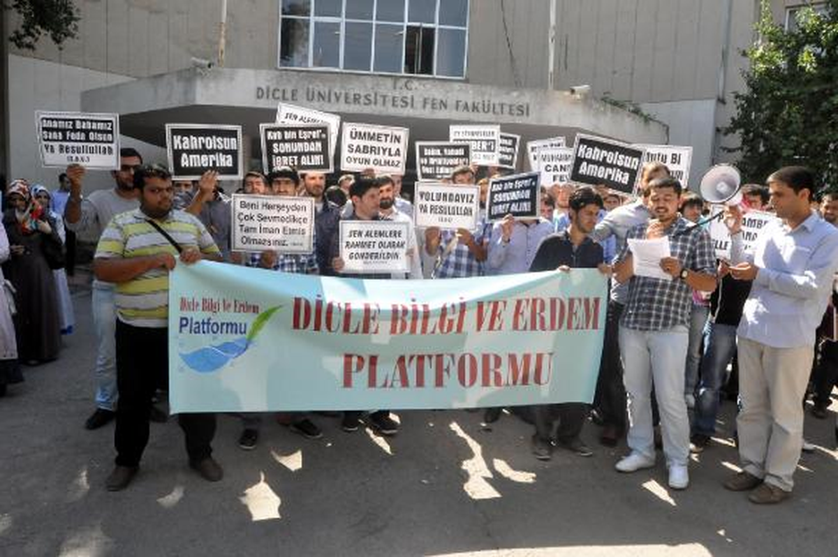 Üniversiteliler, \'Müslümanların Masumiyeti\' Filmini Protesto Etti