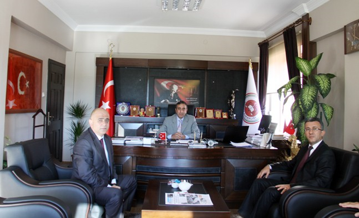 Vakıflar Bankası Bölge Müdürü Yılmaz, Hüseyin Turgut Eğitim Merkezi Başkanı Hakim Ünal Bingül\'ü...