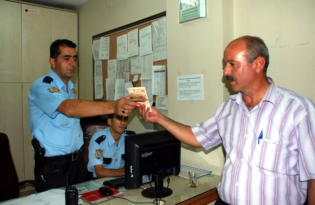 Yolda Bulduğu Parayı Polise Teslim Etti