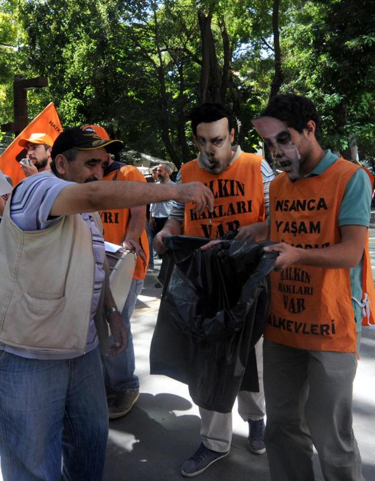Zamları Protesto Eden Grup, Hükümet İçin Yardım Parası Topladı
