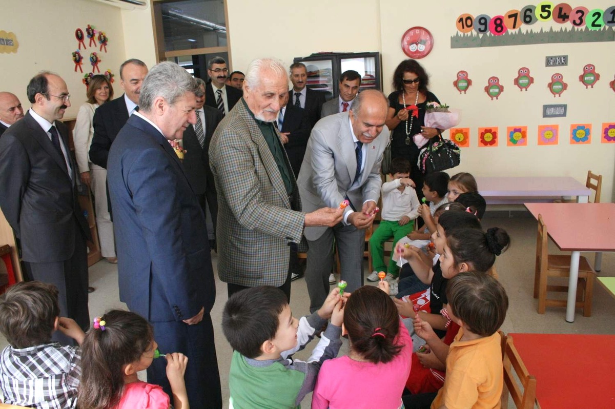 Anne ve Babası Okuma Yazma Öğrenemeden Ölen Hayırsever Okul Yaptırdı