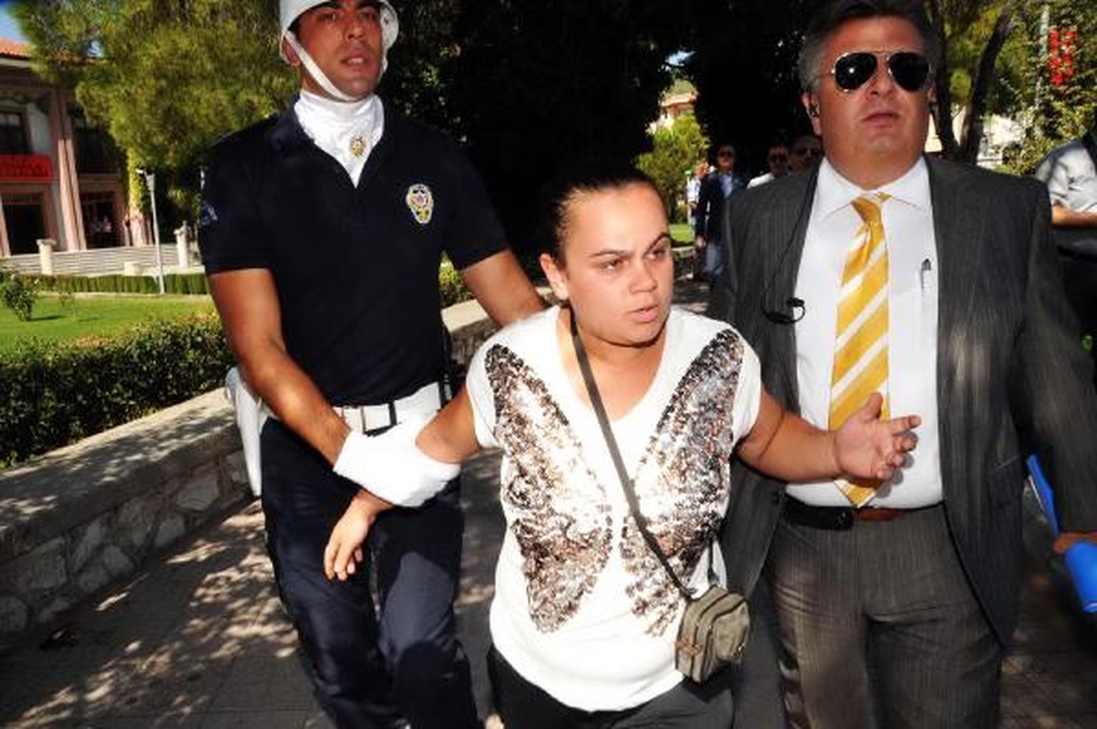 Arınç\'ın Muğla Ziyareti Protesto ile Başladı