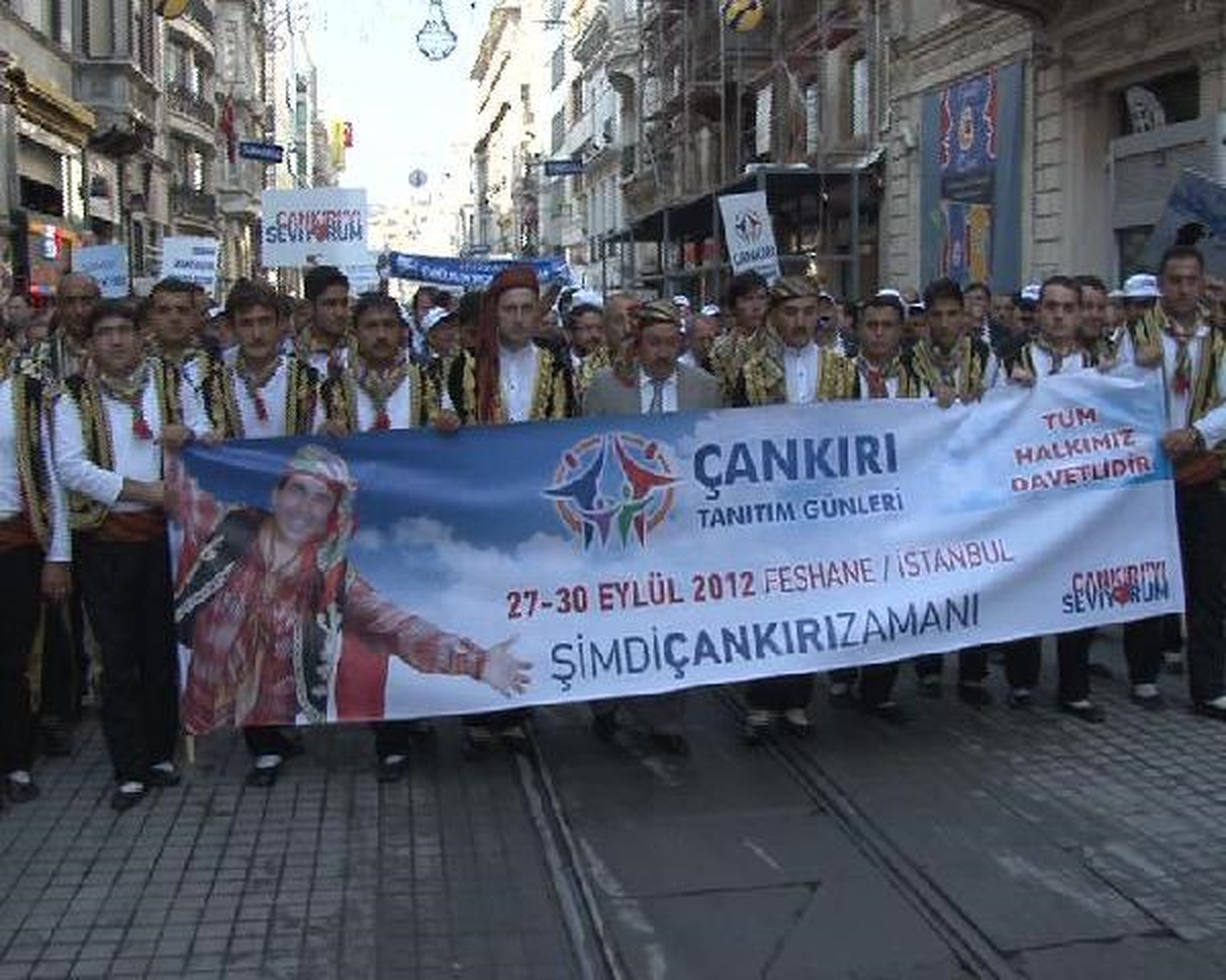 Çankırılılar\'dan İstiklal Caddesi\'nde Renkli Yürüyüş