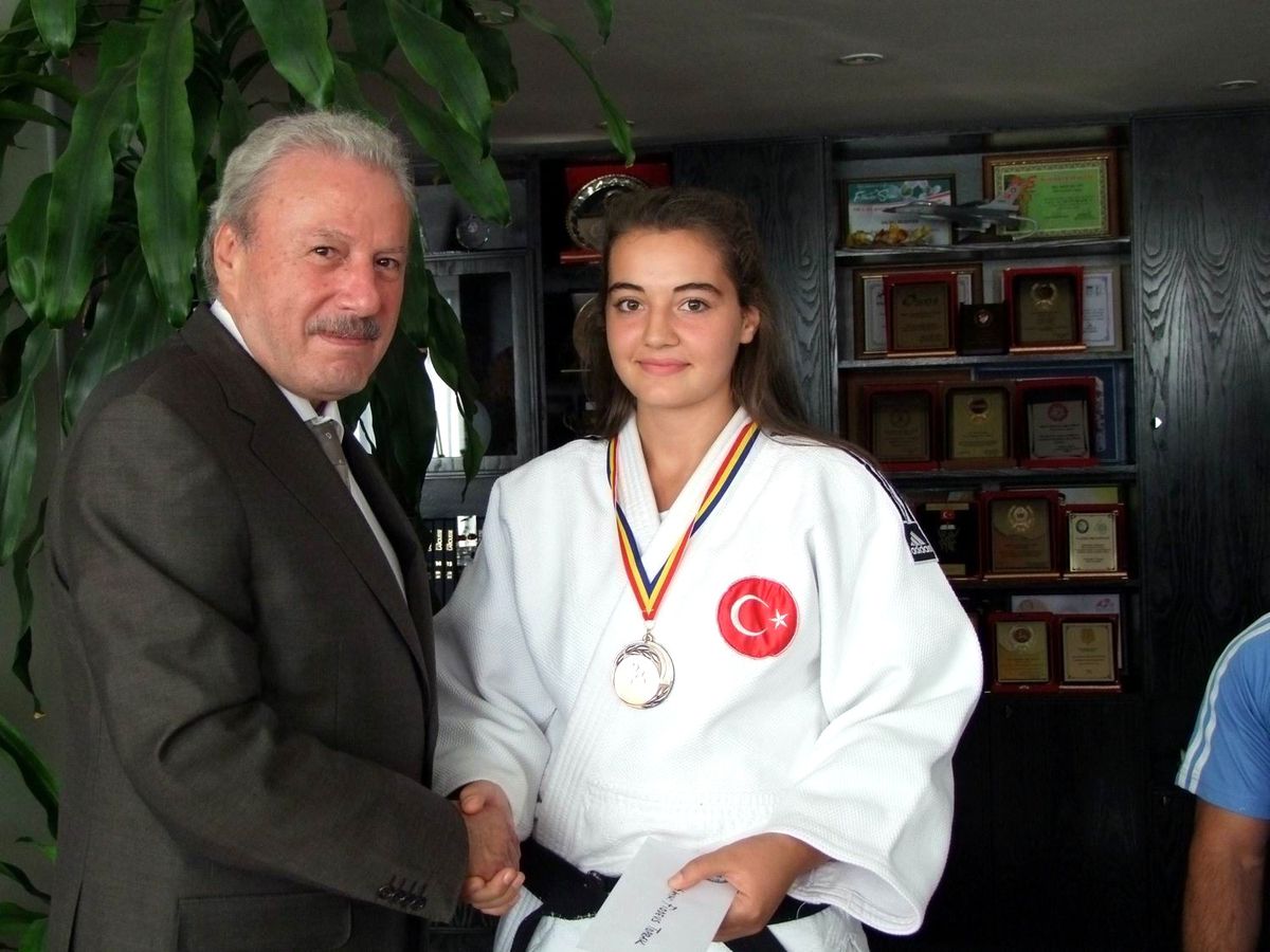 Gençler Balkan Judo Şampiyonası Üçüncüsü Salihlili Firdevs Toprak\'a Ödül