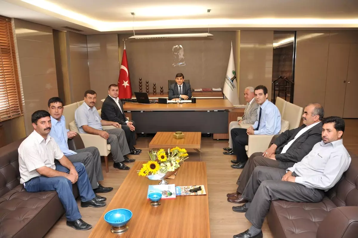 Hizmet İş Sendikasından Başkan Fadıloğlu\'na Plaket