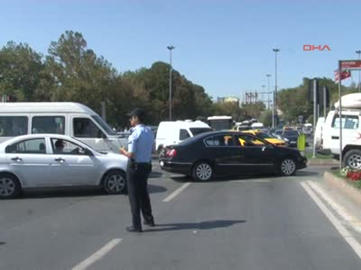 İbb Önünde Şüpheli Poşet Alarmı