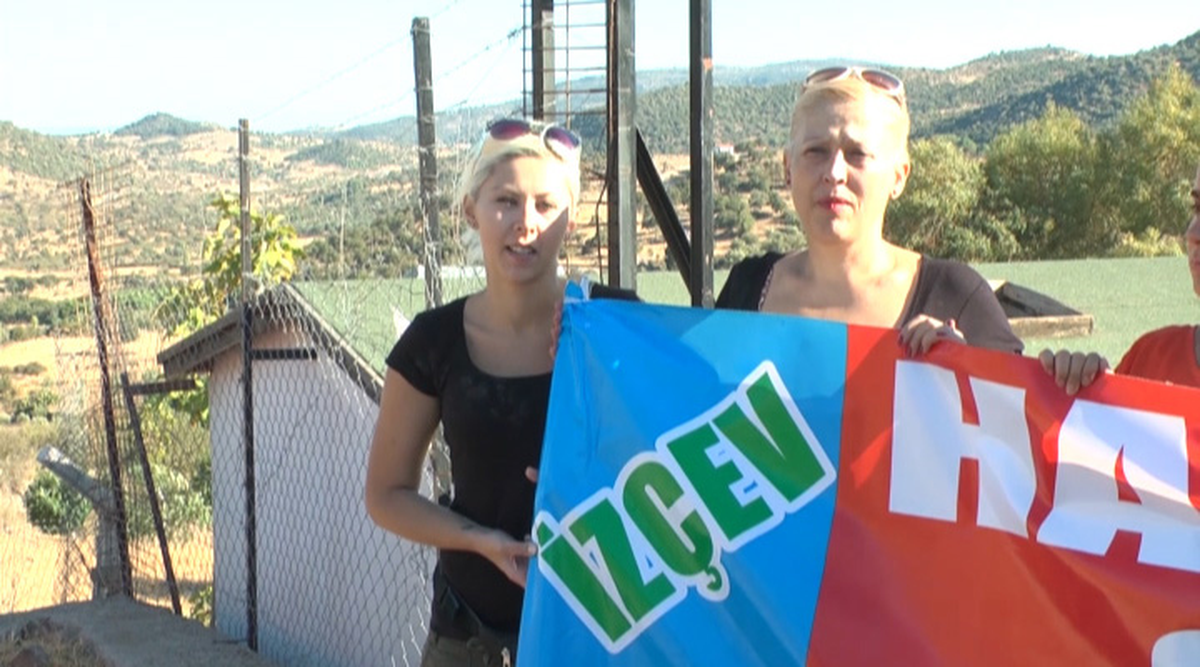 İzlen'den Hayvan Barınağı Önünde Basın Açıklaması