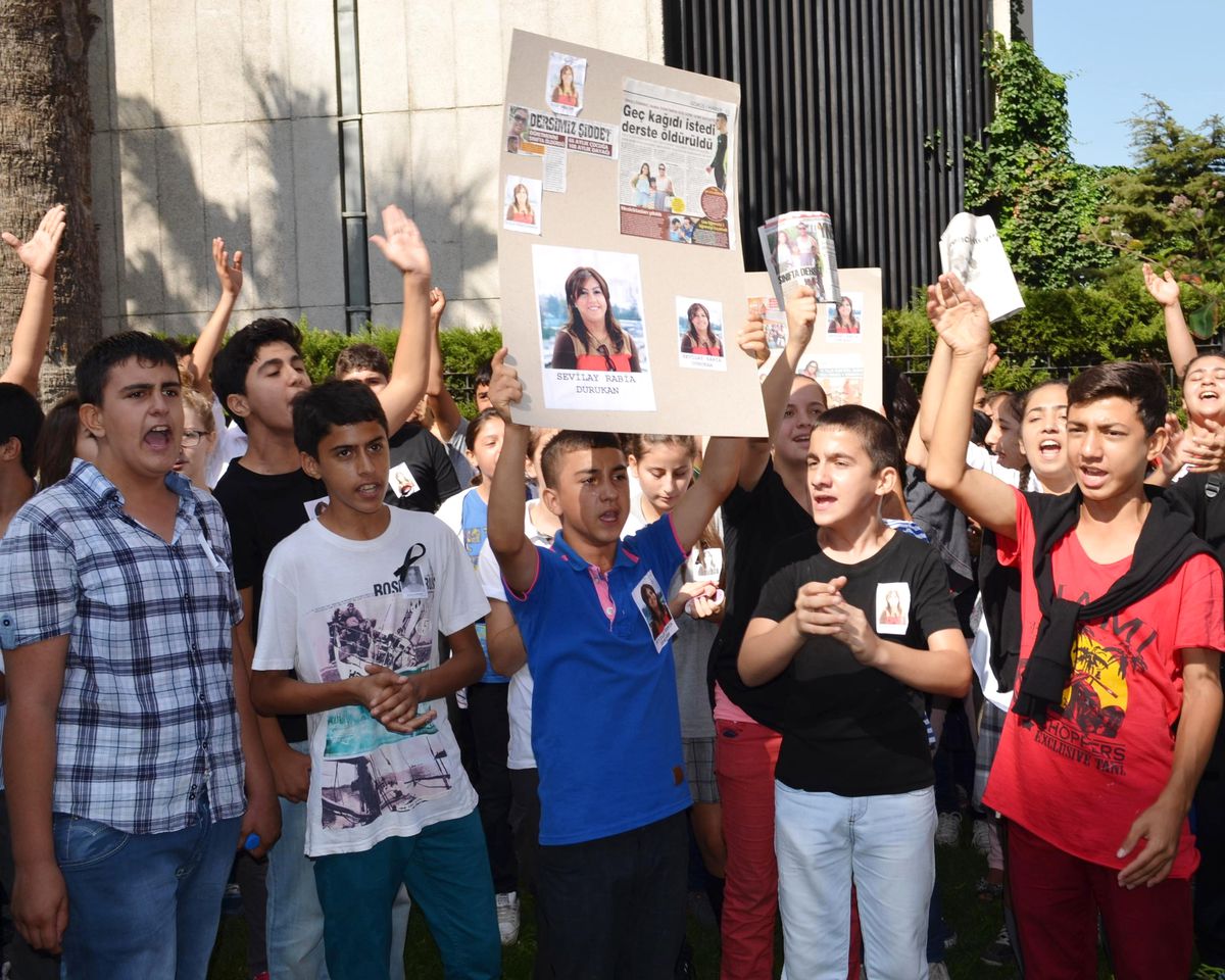 İzmir\'de Sevilay Öğretmen İçin Protesto