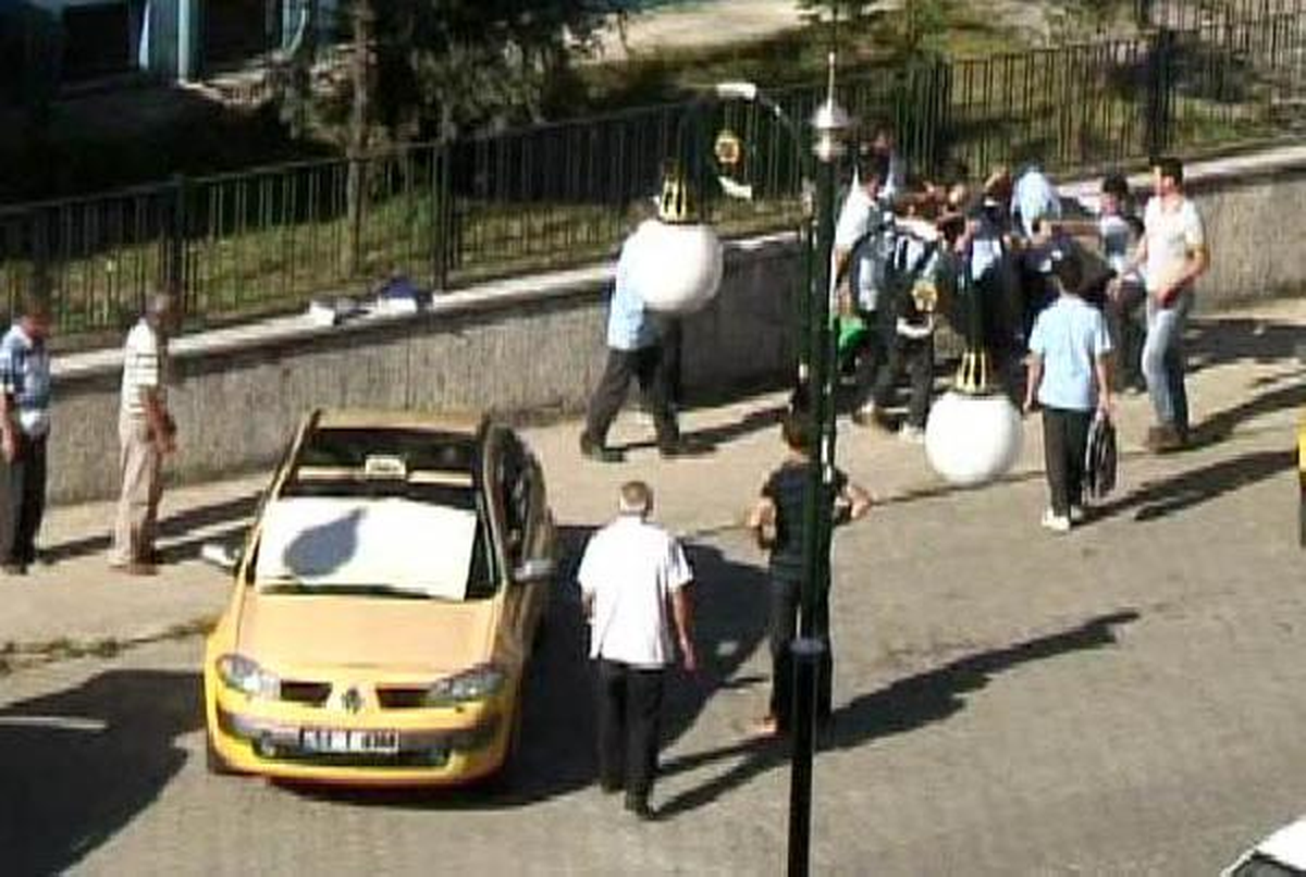 Liseli Öğrenciler Kavga Etti, Onlar İzledi