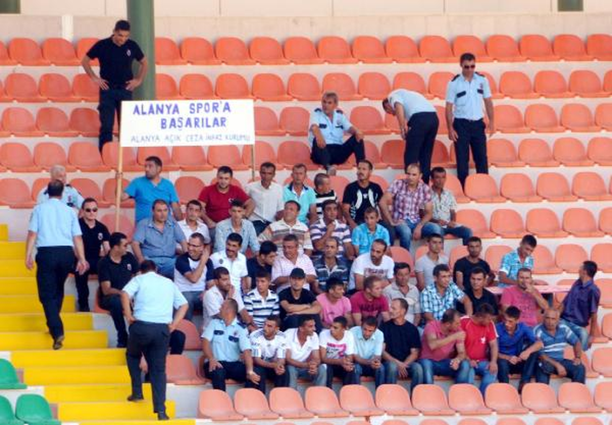 Mahkumlar Statta Maç İzledi