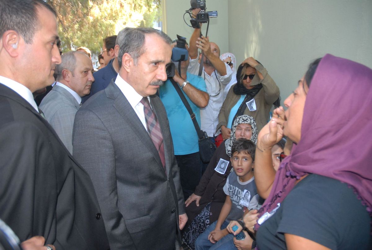 Milli Eğitim Bakanı Ömer Dinçer, İzmir\'de Bir Öğrencinin Öğretmenini Derste Bıçaklayarak...