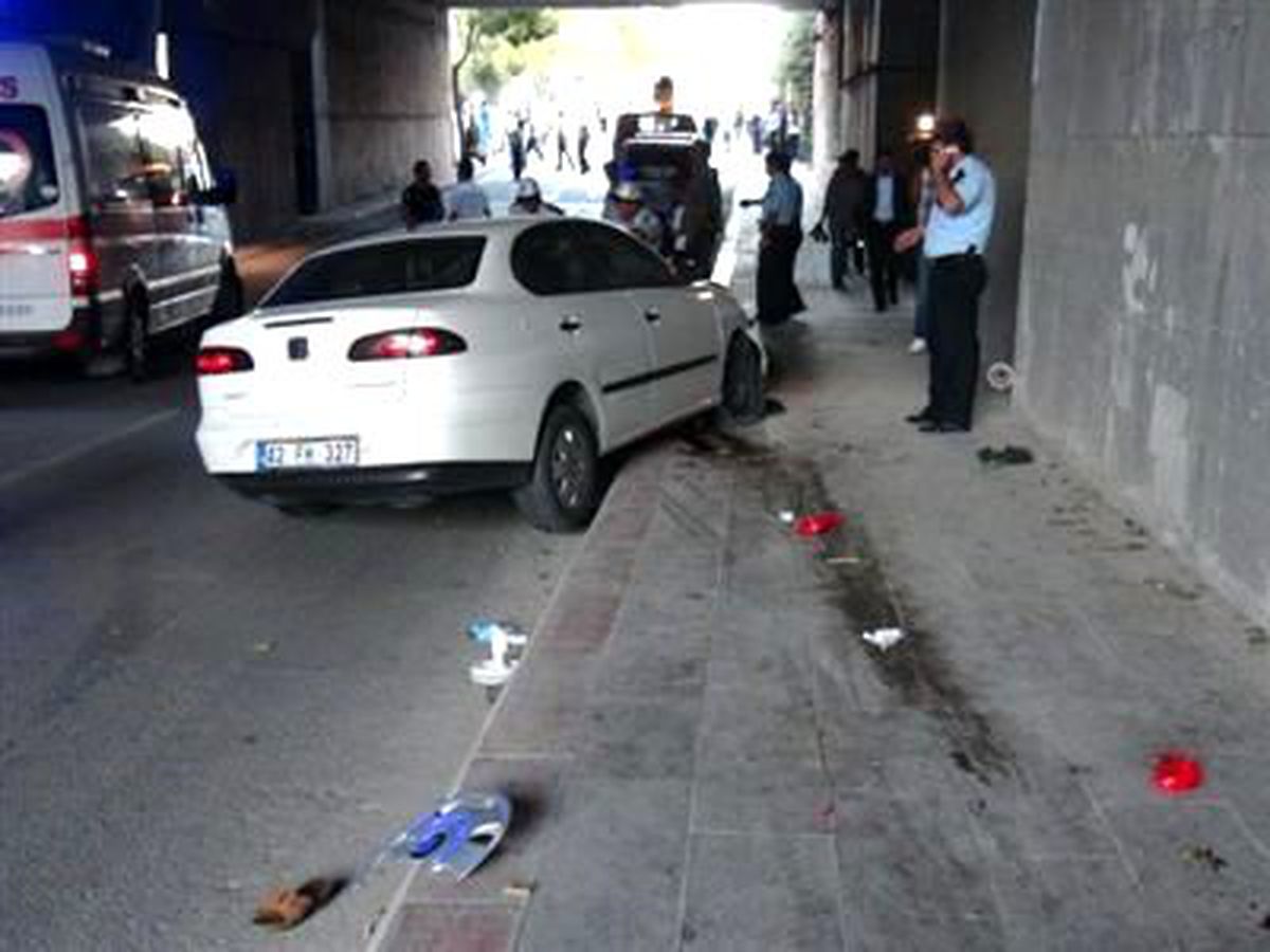 Kaldırımdaki Yayaların Arasına Daldı