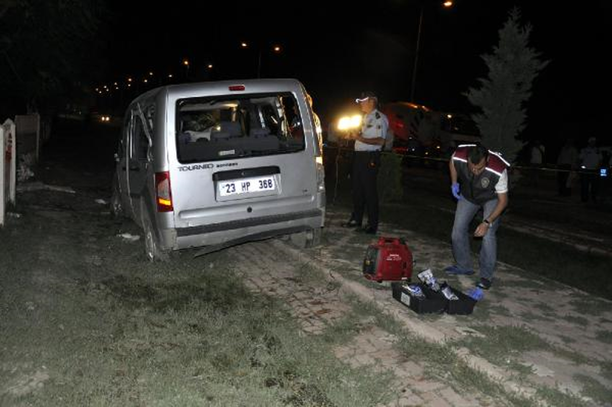 Otomobilin Evlerinin Önünde Otururken Çarptığı 2 Genç Öldü