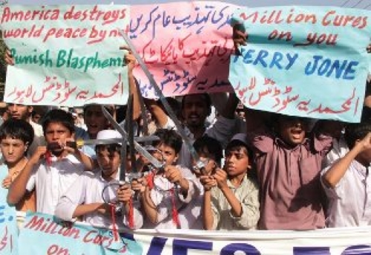 Pakistan\'da İslam Karşıtı Filme Çocuklardan Protesto