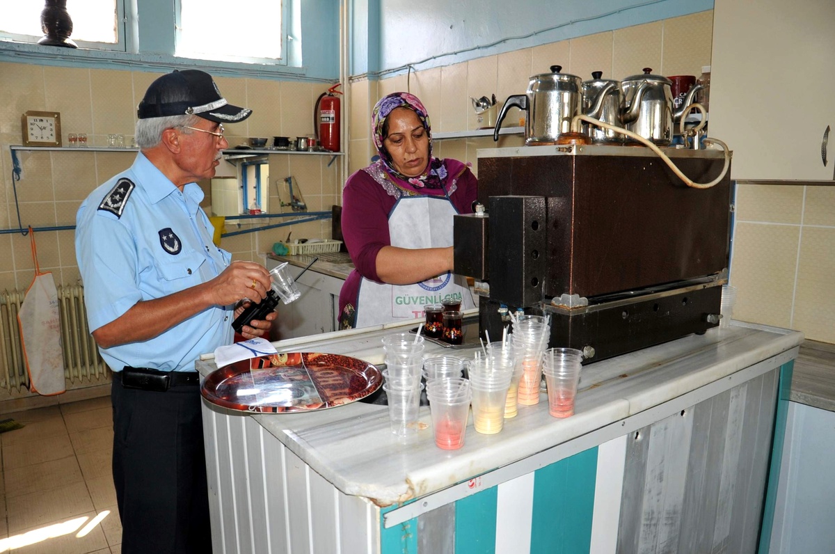 Şahinbey Zabıtası Okul Kantinlerini Denetliyor