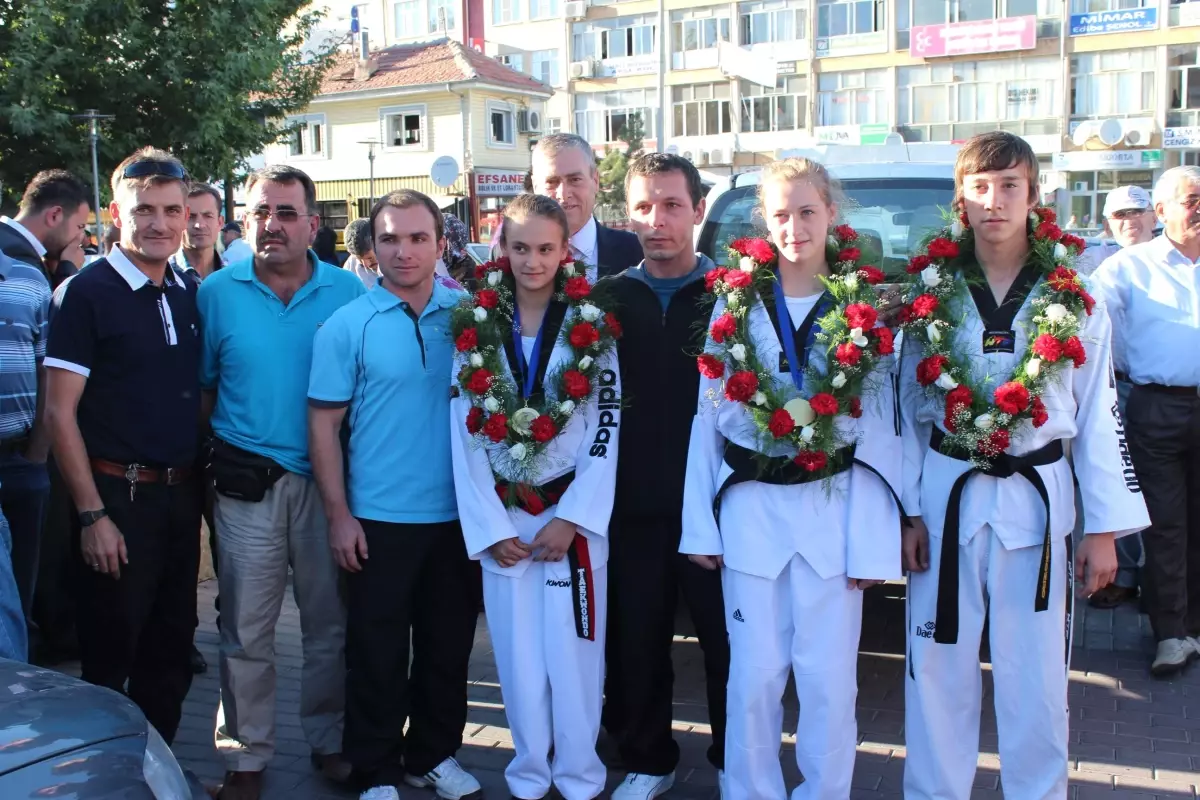 Şampiyon Tekvandoculara Coşkulu Karşılama