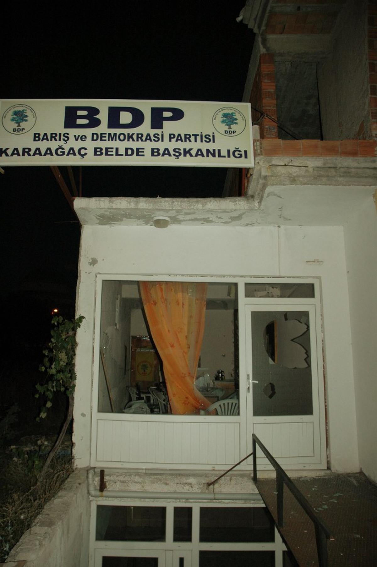 Şehit Cenazesinden Dağılan Grup BDP Binasına Saldırdı