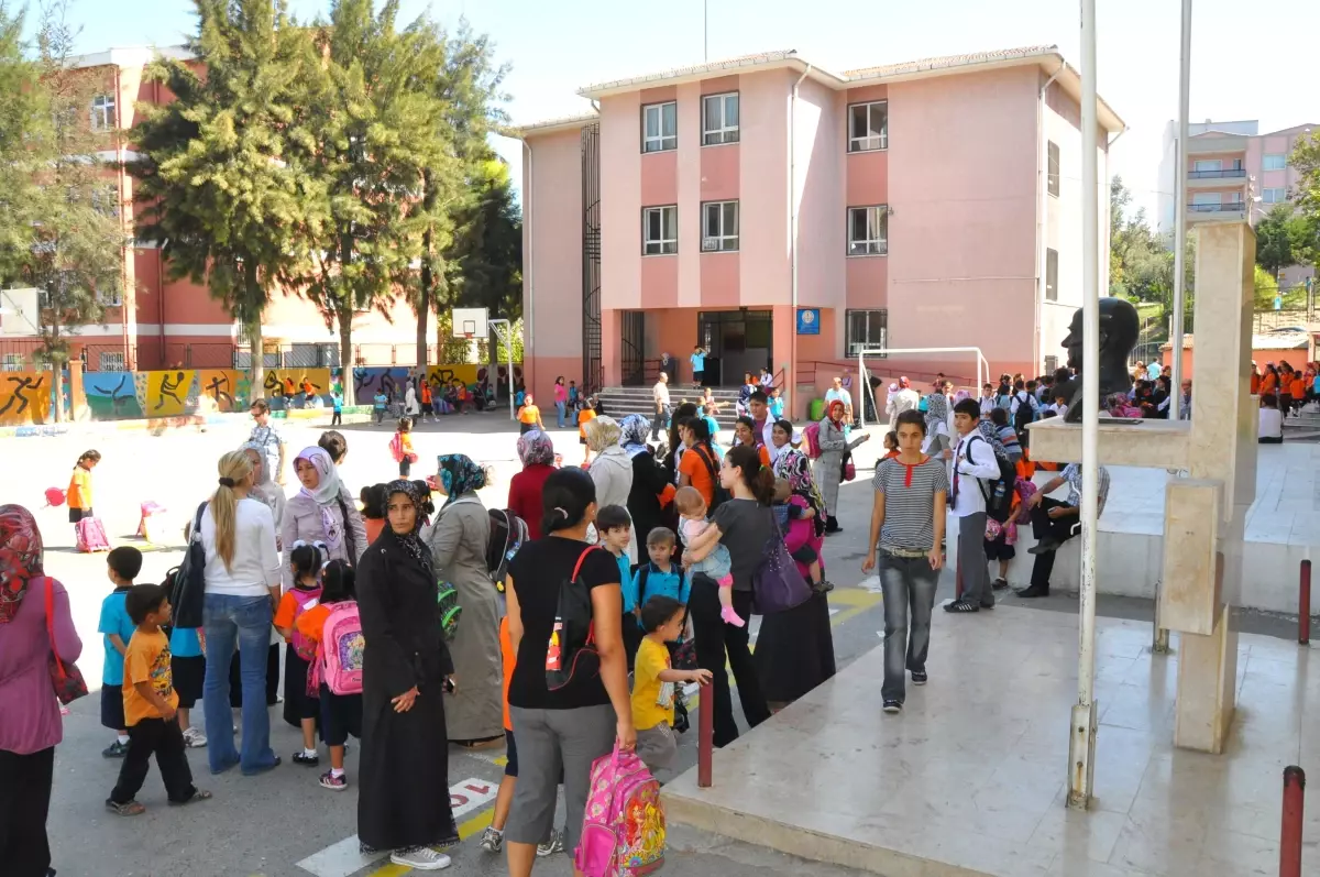 Sevilay Öğretmenin Masası Karanfillerle Donatıldı