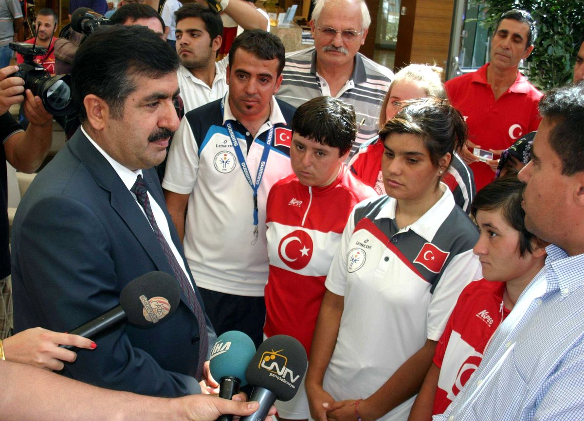Vali Doğan\'dan Özel Sporcular Bisiklet Milli Takımına Ziyaret