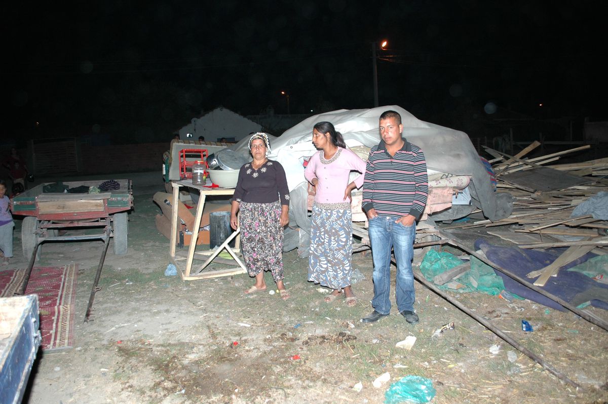 10 Nüfuslu Aile Sokakta Yatıyor