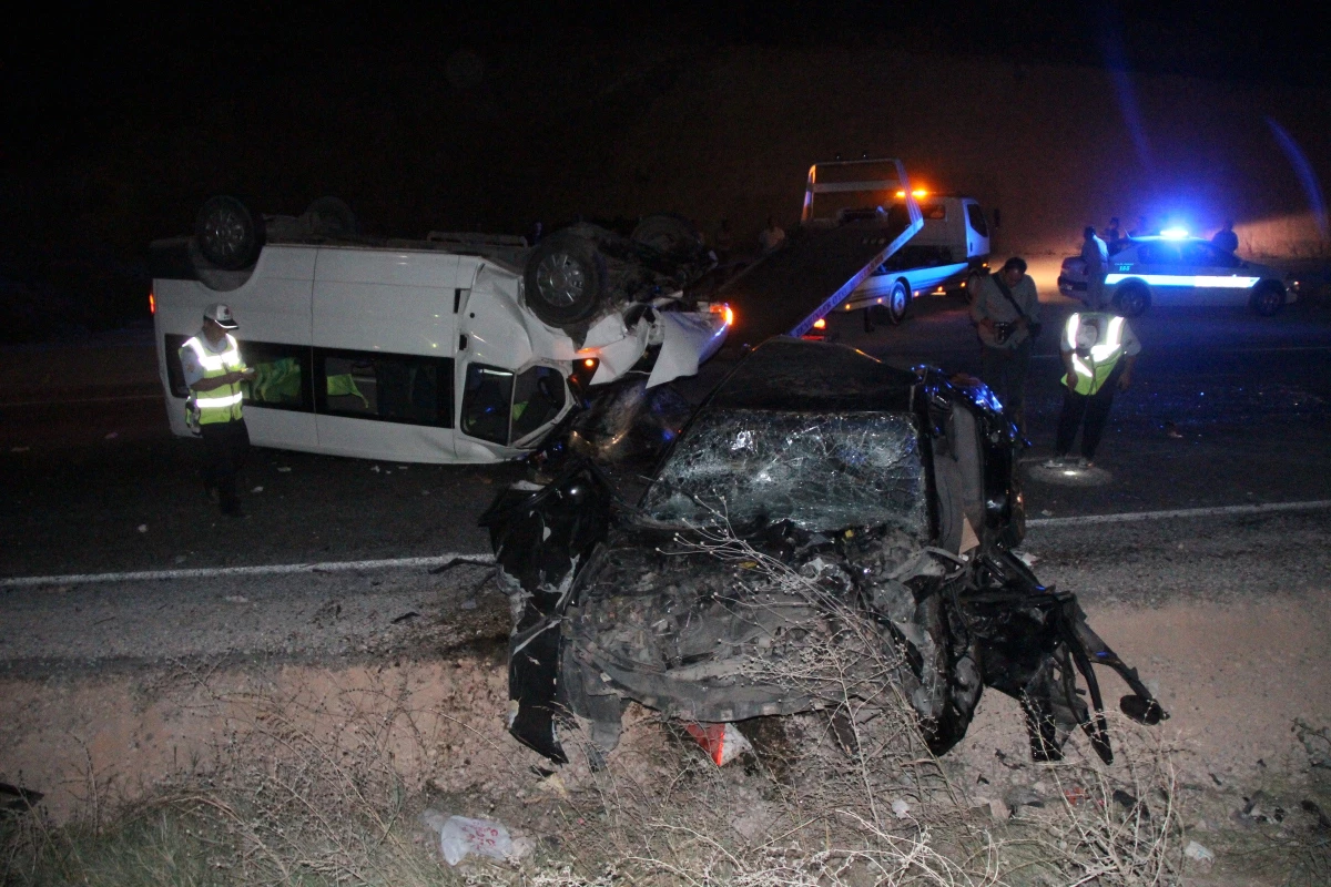 Akhisar\'da Trafik Kazası: 17 Yaralı
