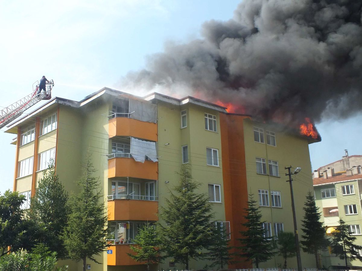 Alev Alev Yanan Çatı Korkuttu