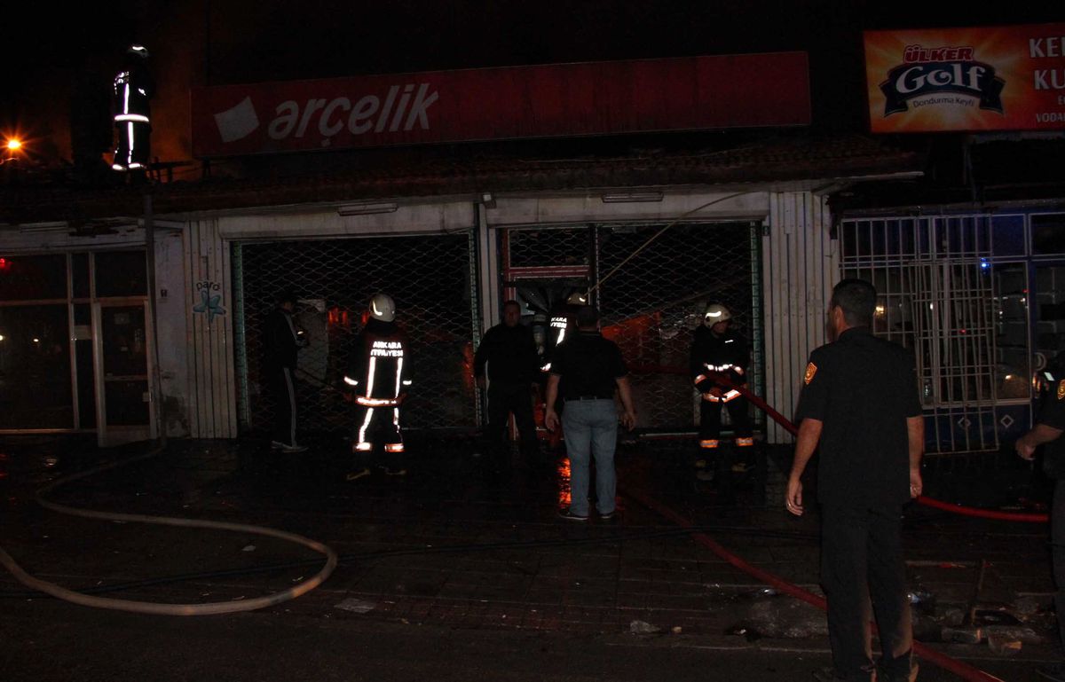 Yangında 3 Dükkan Harap Oldu
