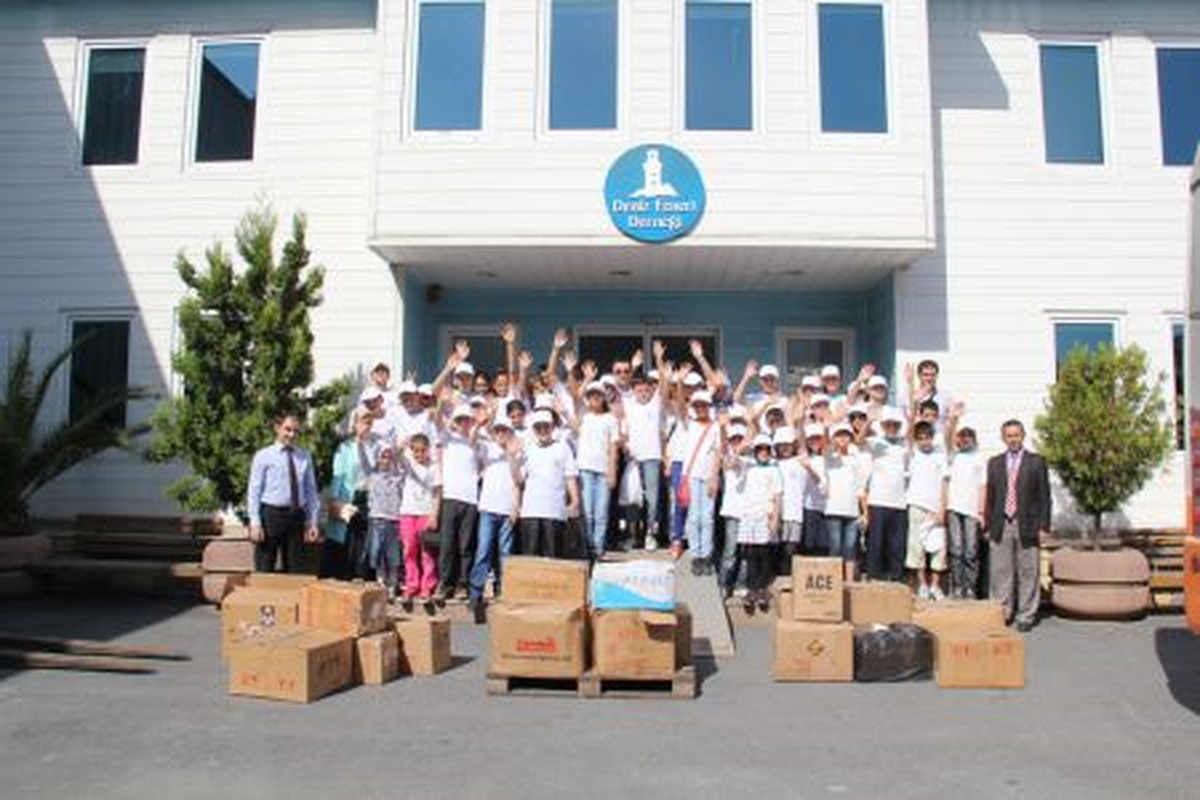 Bilgi Evi Üyeleri Bağışladığı Kitaplarla Aydınlatıyor