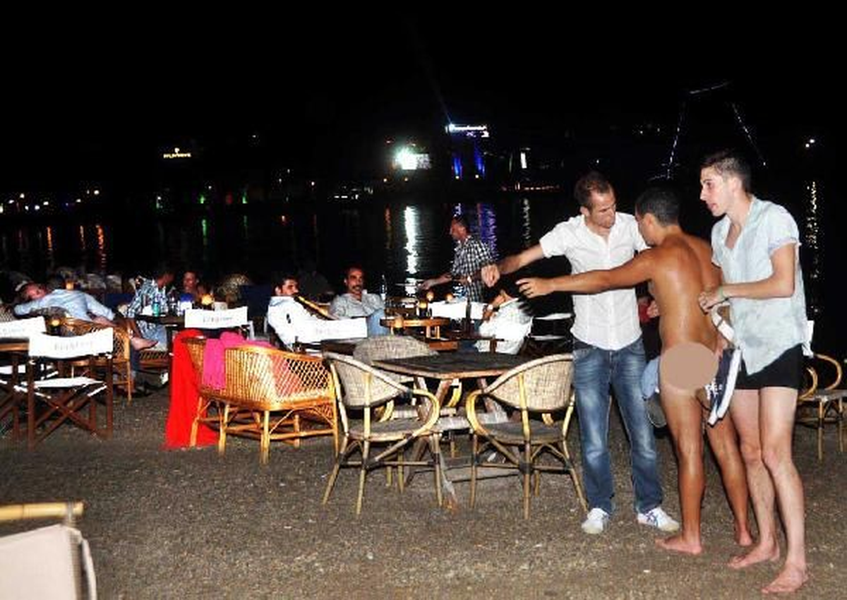 Bodrum\'u Karıştıran Çıplak Turistler!