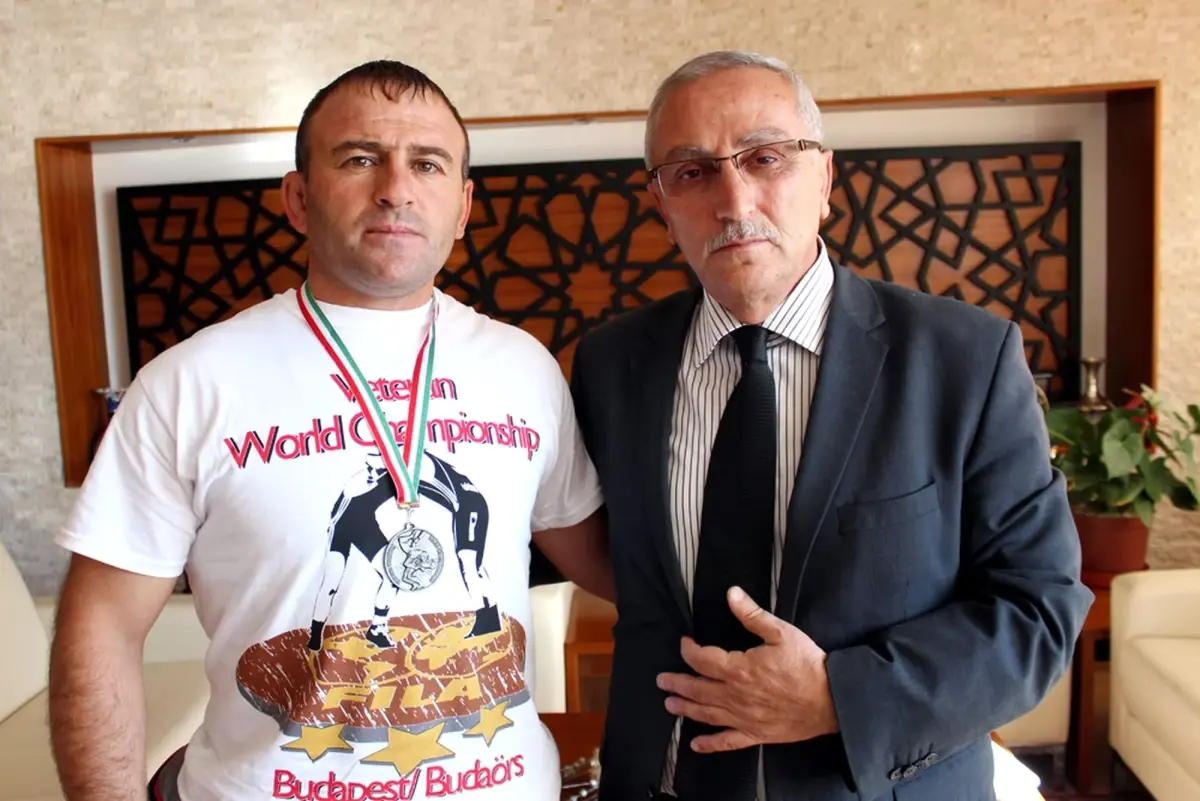 Dünya İkincisi Güreşçi Belediyeyi Ziyaret Etti