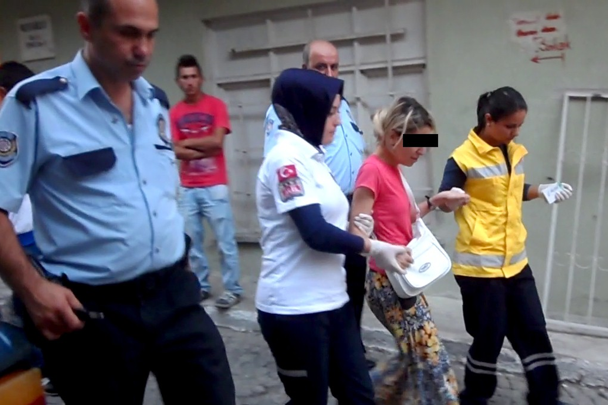 Edremit\'te Genç Kızın İntiharını Polis Önledi