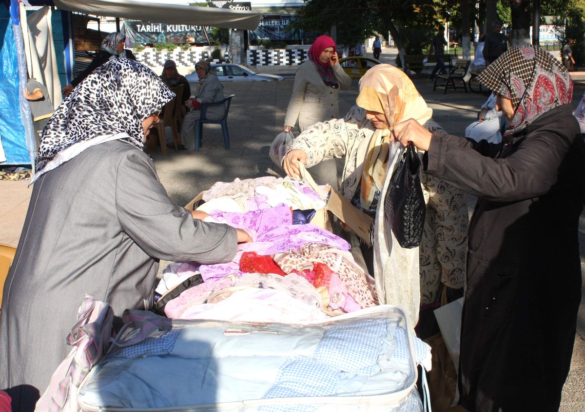 Fakir Öğrenciler Yararına Kermes Düzenledi