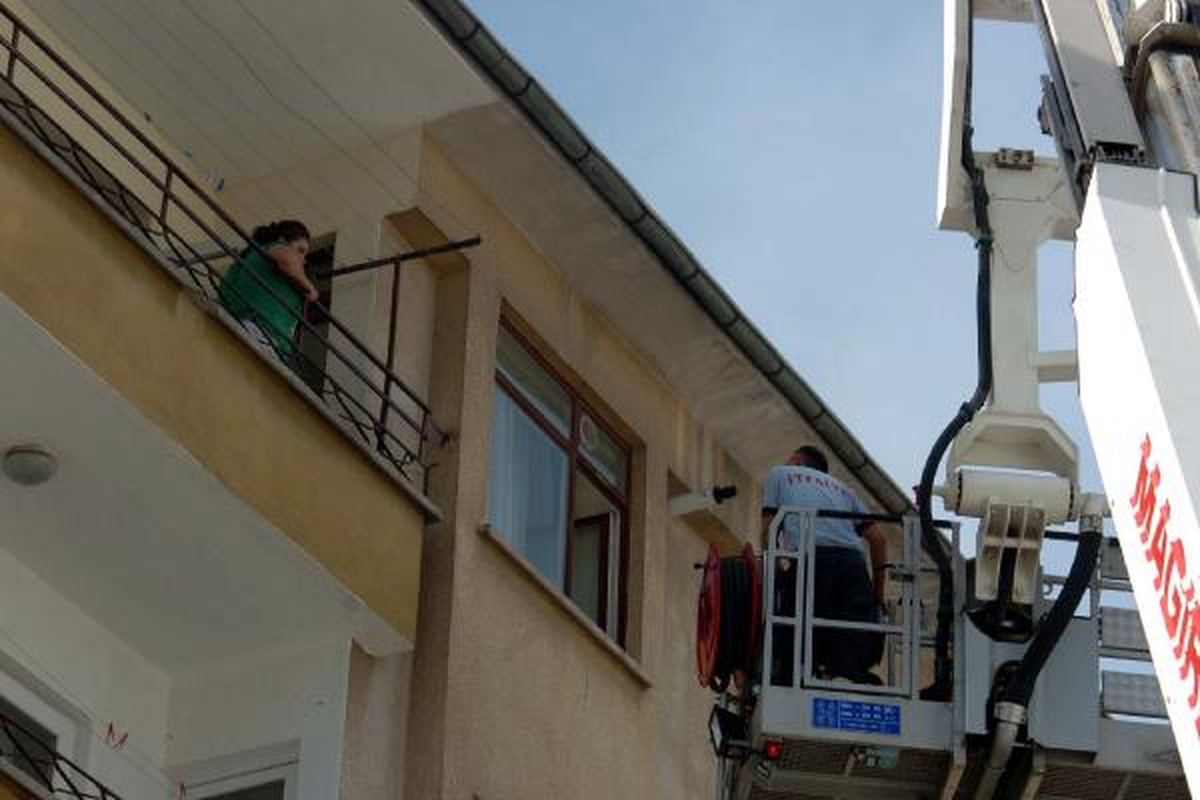 Kapı Kapanınca Odada Kilitli Kaldı