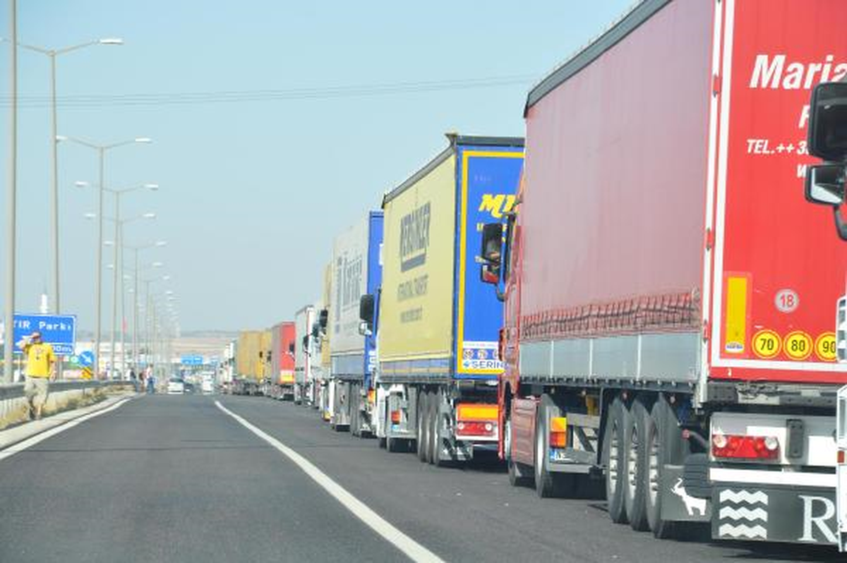 Kapıkule\'de 6 Kilometre Tır Kuyruğu