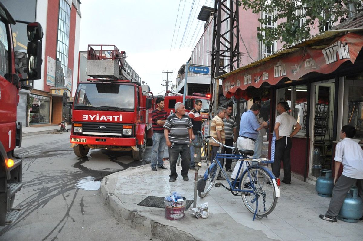 Kulübede Çıkan Yangın, Minibüs ve İşyerini Yaktı