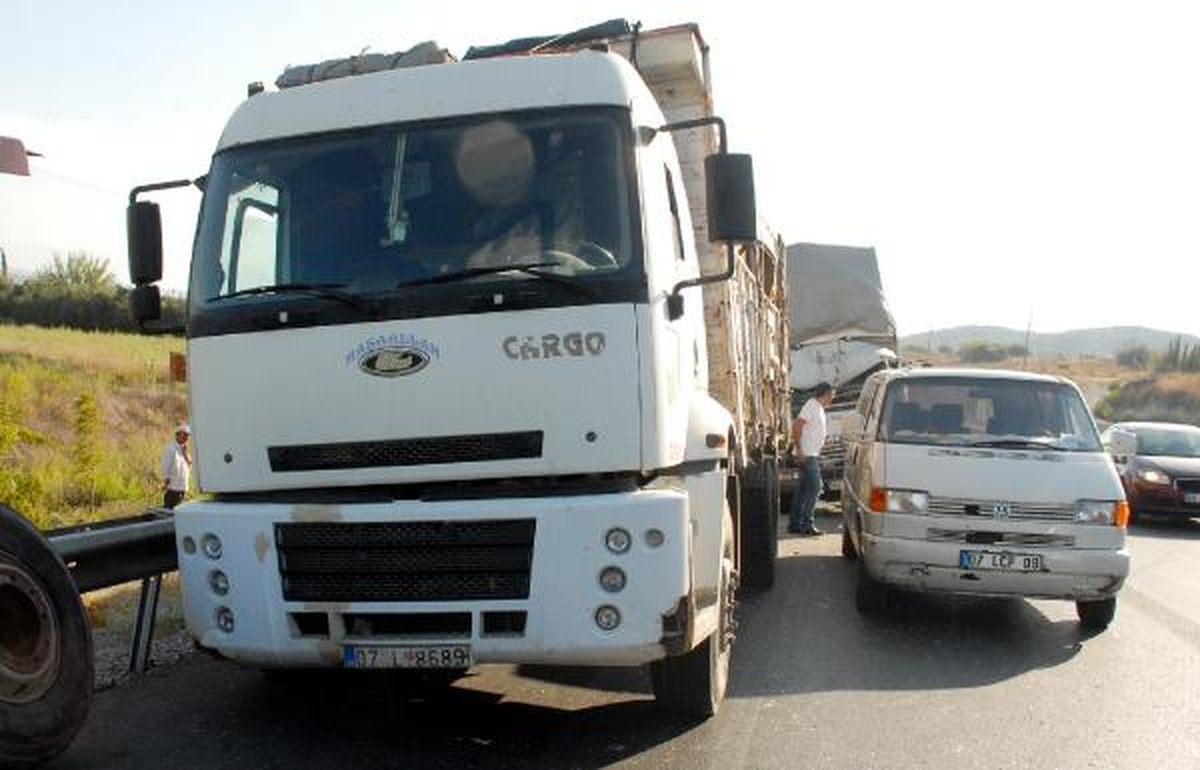 Manavgat\'ta Trafik Kazası: 1 Ölü, 2 Yaralı
