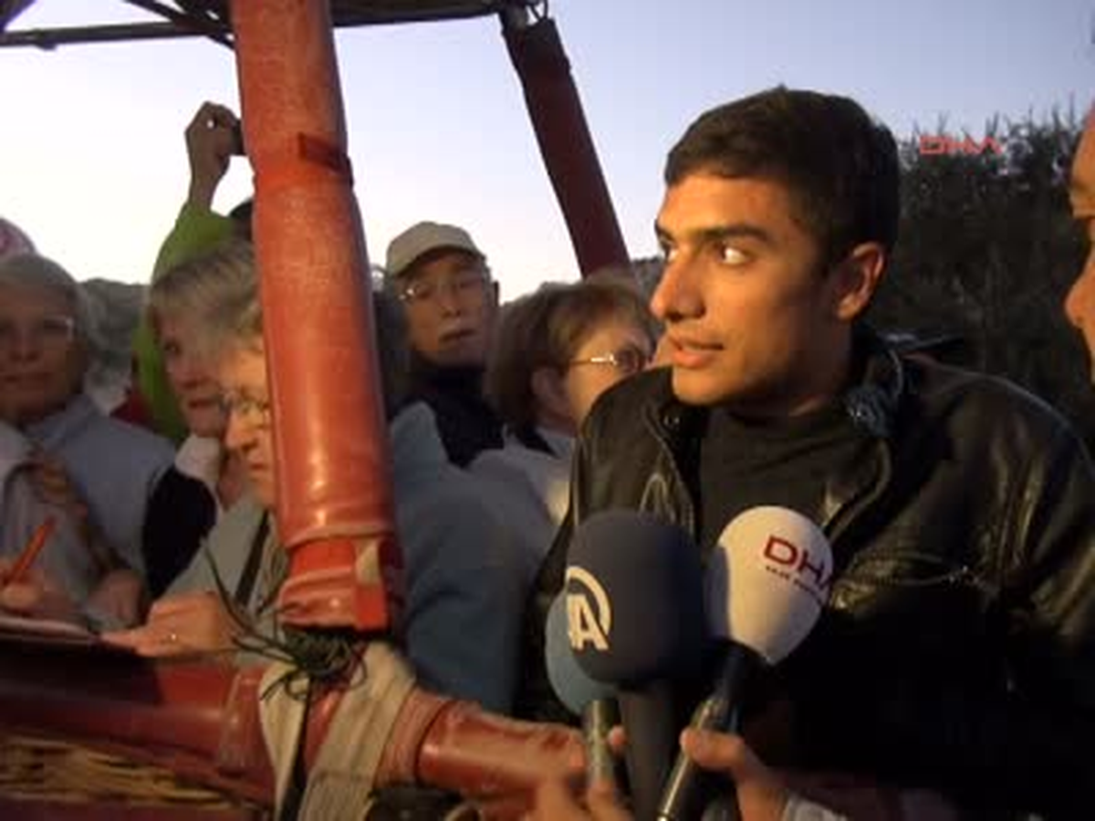 Neşet Ertaş Kapadokyada Gökyüzünde Balonlara Asılı Afişlerle Anıldı