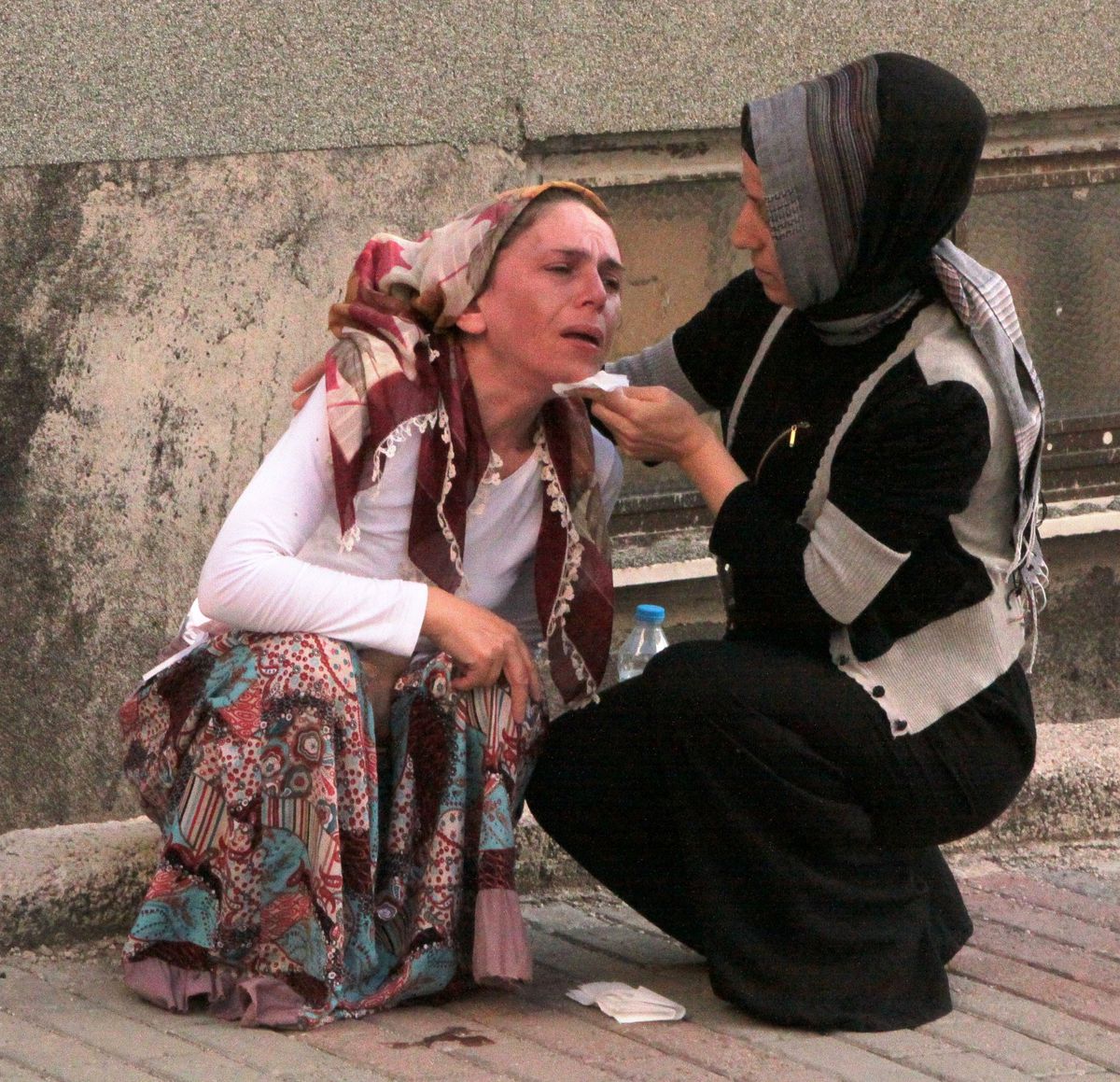 Öfkeli Koca Eşini Sokak Ortasında Dövdü