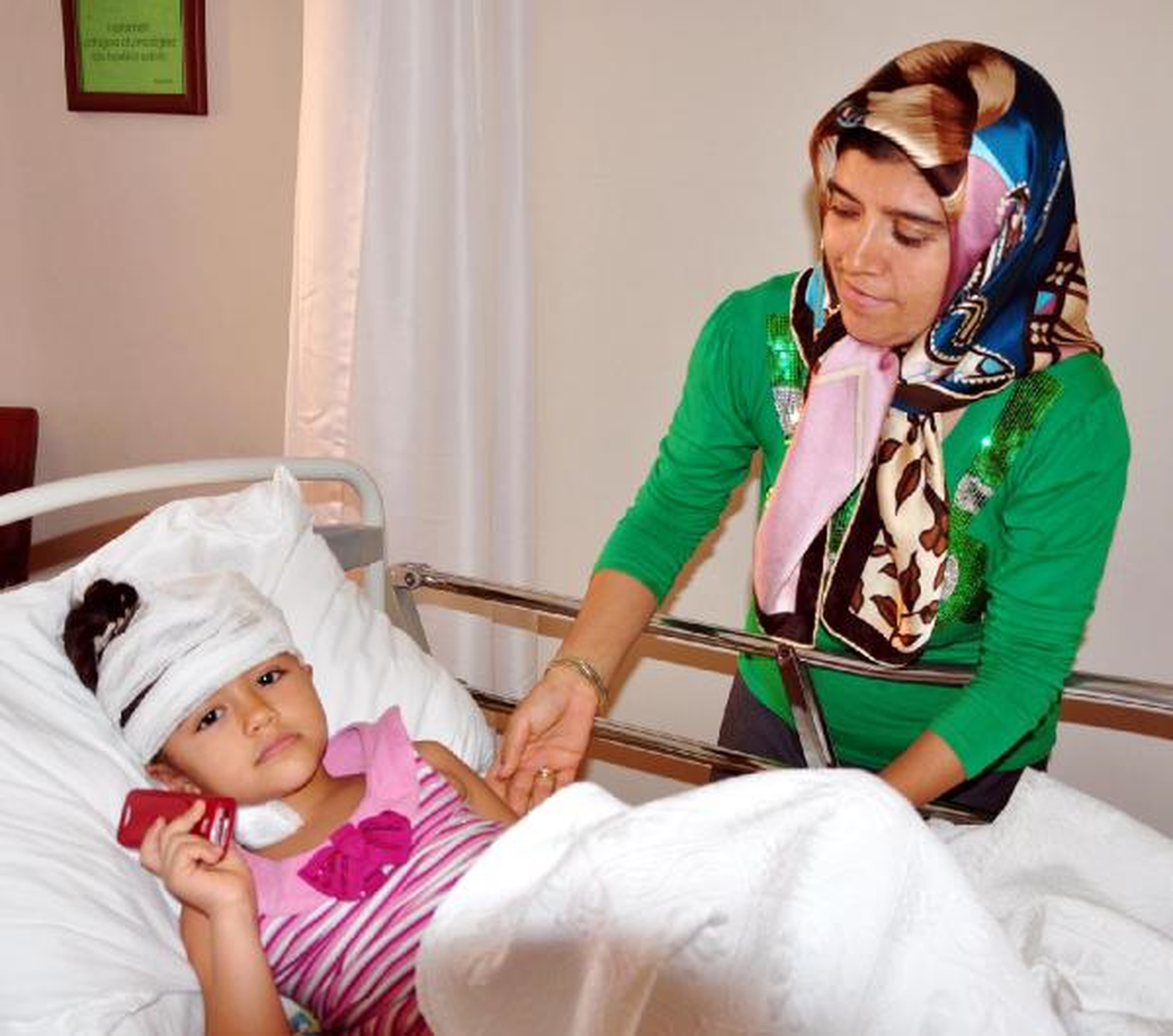 Okul Bahçesindeki Kaydıraktan Düşen Öğrenci Başından Yaralandı
