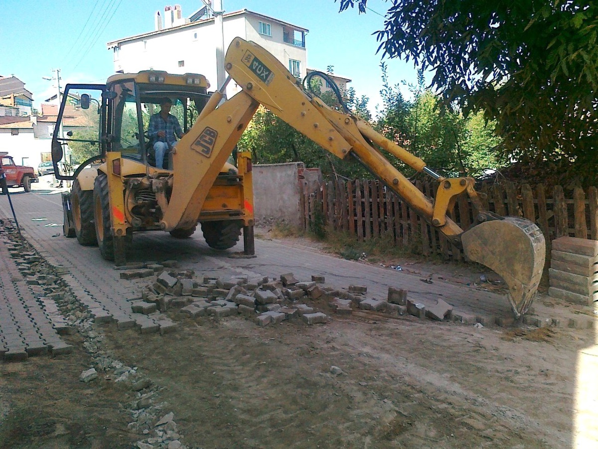 Okul İnşaatı Sırasında Bozulan Yola Kilitli Parke Taşı Döşeniyor