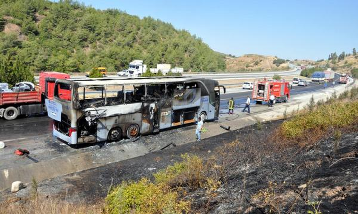 Otobüs Yandı, 26 Kişi Ölümden Döndü