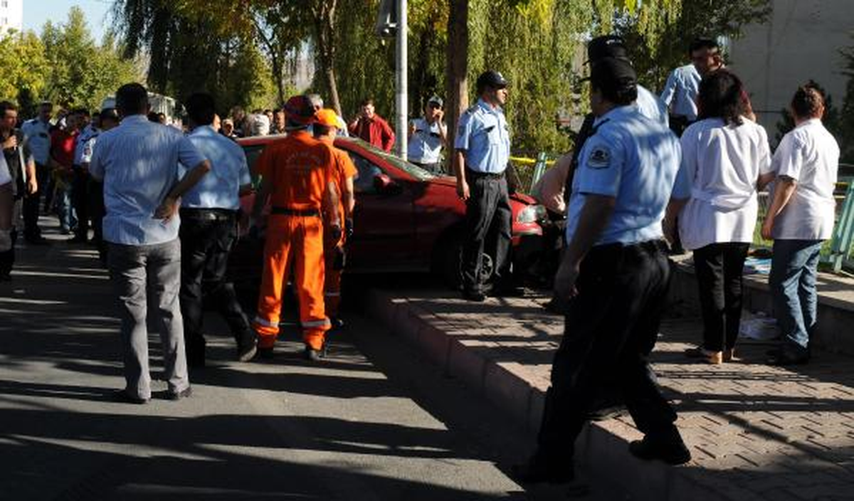 Otomobil Kaldırımdaki Üniversitelilerin Arasına Daldı; 7 Yaralı
