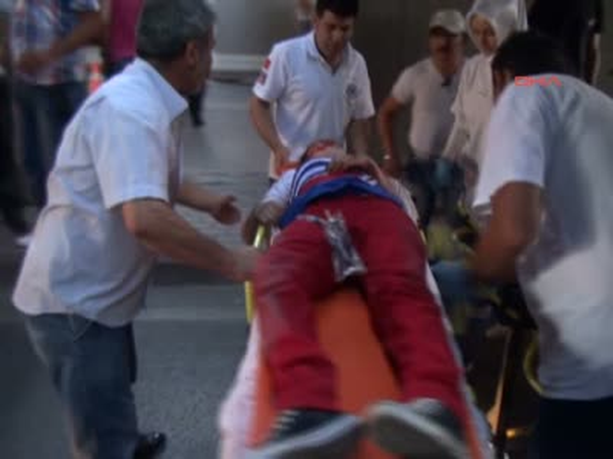 Otomobil Kaldırımdaki Yayaların Arasına Daldı: 2 Ölü, 4 Yaralı
